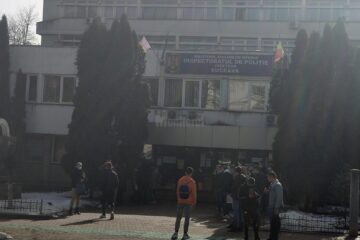 Mai multe zile la rând, în fata politiei județene a fost coadă