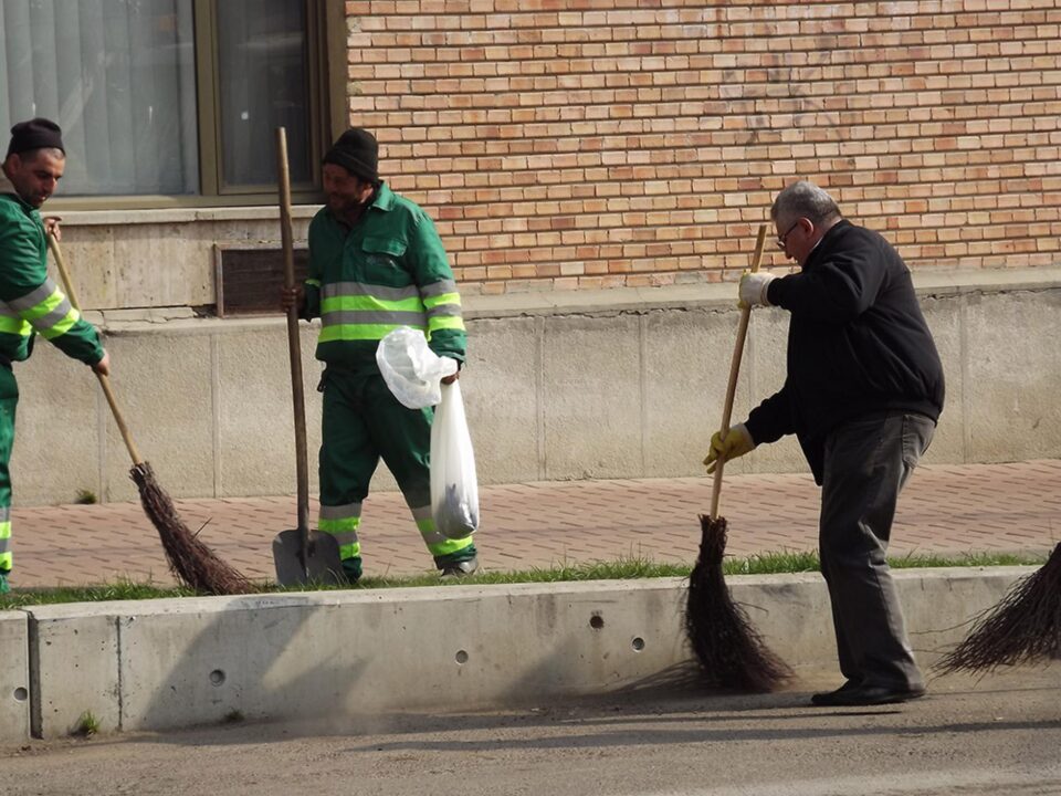 Primarul Sucevei va ieși să măture pe străzi, la fel ca în ultimii 16 ani Primarul Sucevei va ieși să măture pe străzi, la fel ca în ultimii 16 ani