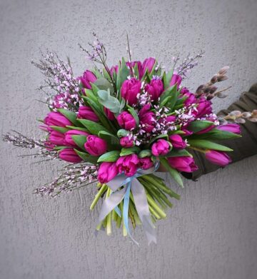Aranjamente unice, „flori pentru suflet”, ofertă bogată pentru 8 Martie, toate la Queen Concept Flowers