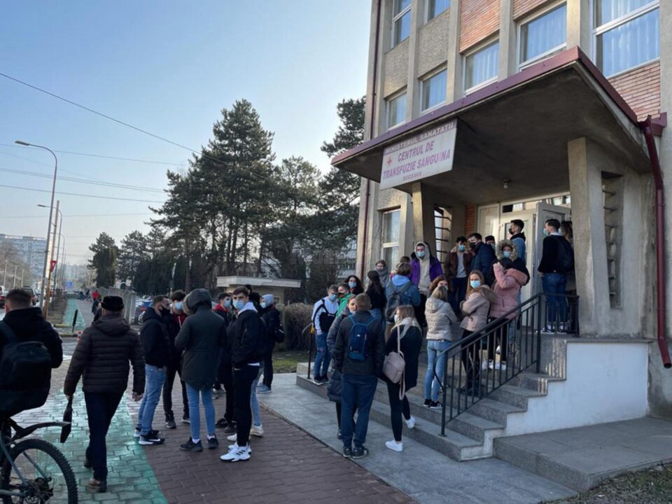 35 de elevi și profesori de la Liceul „Lațcu Vodă” din Siret au donat sânge la Centrul de Transfuzie Suceava