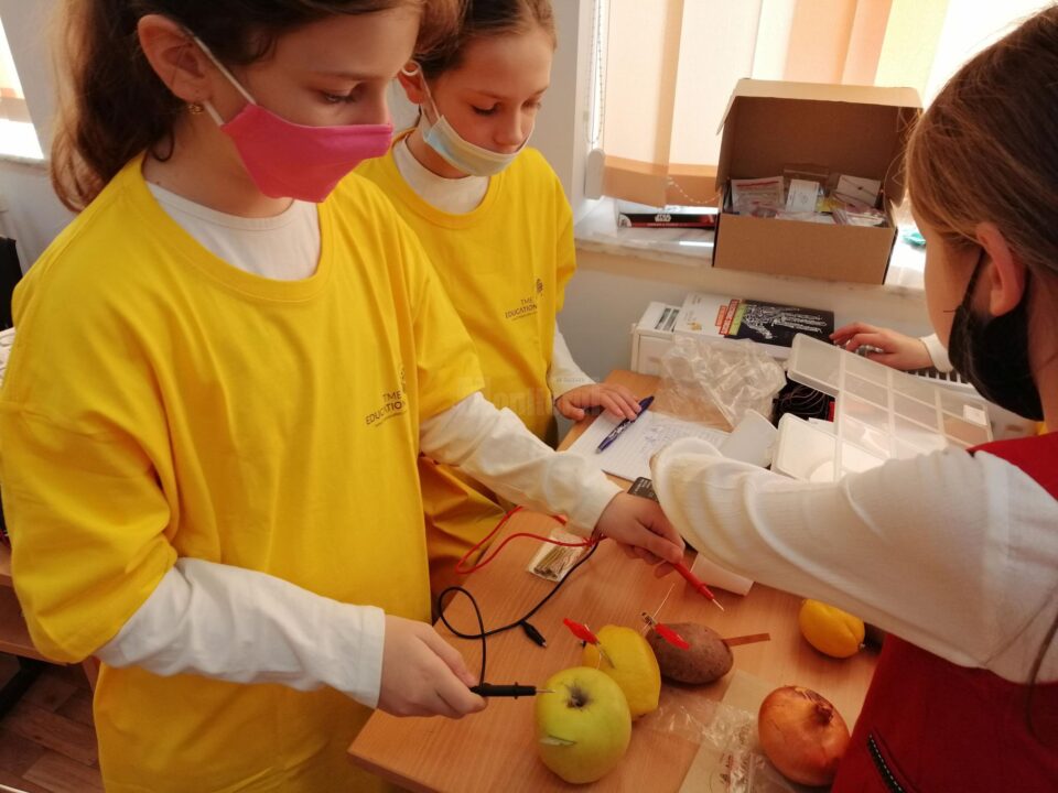 Școala Gimnazială Ipotești a primit kituri de electronică și robotică în valoare de aproximativ 4.000 de euro