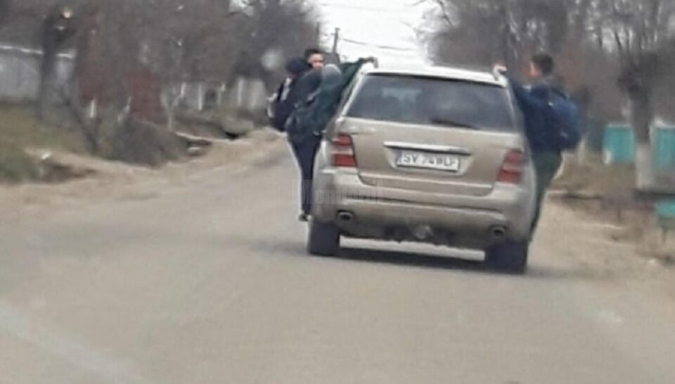 Copiii atârnați de mașină au fost plimbați de o șoferiță de 20 de ani