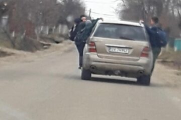 Copiii atârnați de mașină au fost plimbați de o șoferiță de 20 de ani