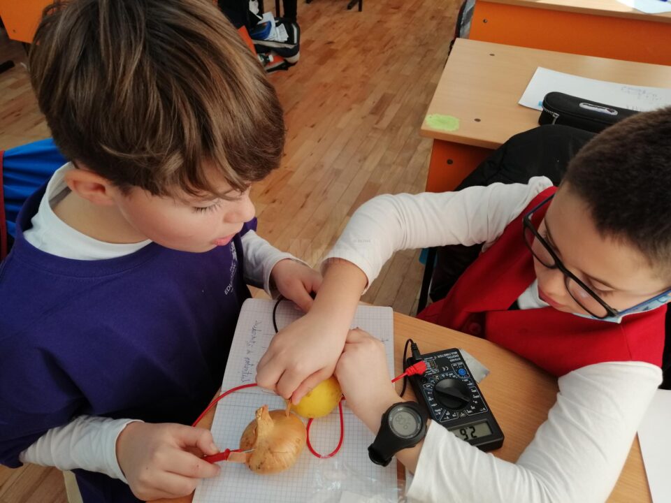 Școala Gimnazială Ipotești a primit kituri de electronică și robotică în valoare de aproximativ 4.000 de euro