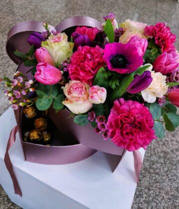 Aranjamente unice, „flori pentru suflet”, ofertă bogată pentru 8 Martie, toate la Queen Concept Flowers