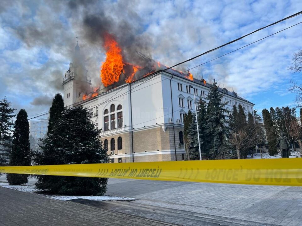 Risc de prăbușire a unor părți din clădirea cuprinsă de flăcări a Prefecturii