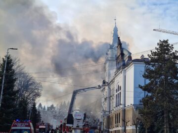 Risc de prăbușire a unor părți din clădirea cuprinsă de flăcări a Prefecturii
