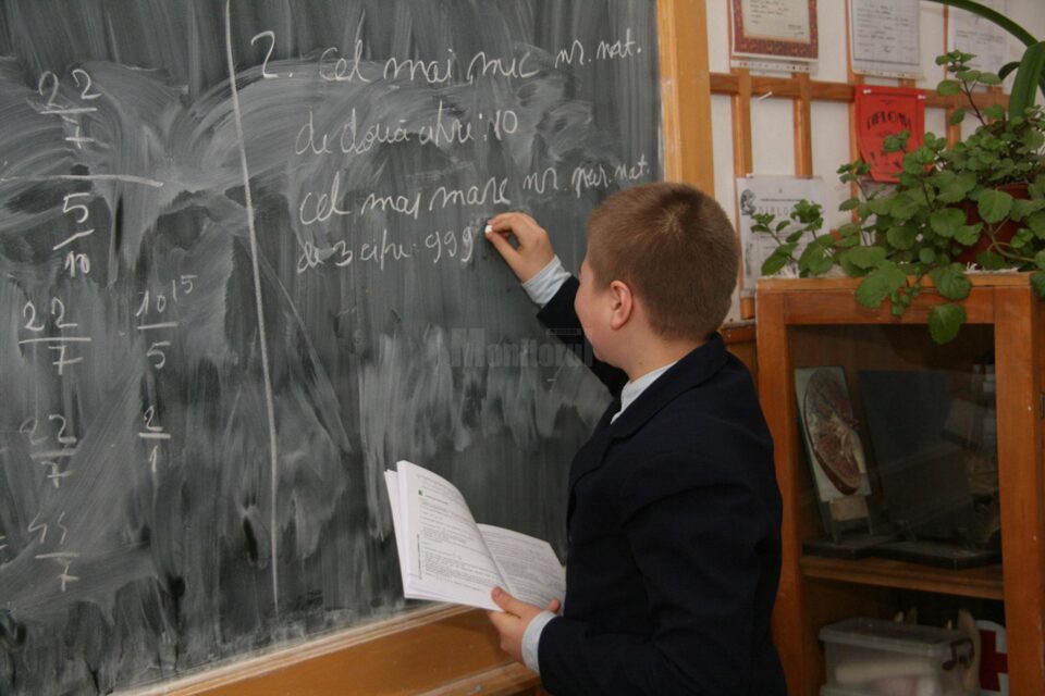 3.292 de elevi suceveni, din 62 de unități de învățământ, s-au înscris la orele remediale din programul „Școala după școală”