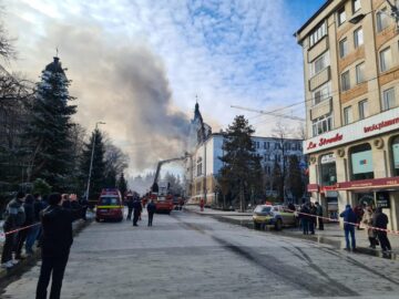 Risc de prăbușire a unor părți din clădirea cuprinsă de flăcări a Prefecturii