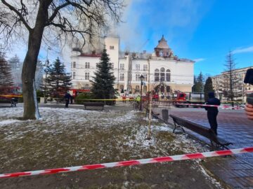 Risc de prăbușire a unor părți din clădirea cuprinsă de flăcări a Prefecturii