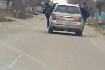 Copiii atârnați de mașină