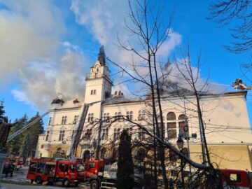 Risc de prăbușire a unor părți din clădirea cuprinsă de flăcări a Prefecturii