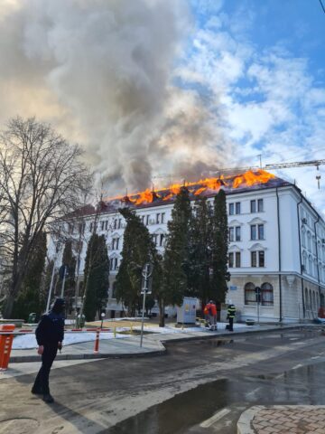 Incendiu puternic la acoperișul Palatului Administrativ din Suceava