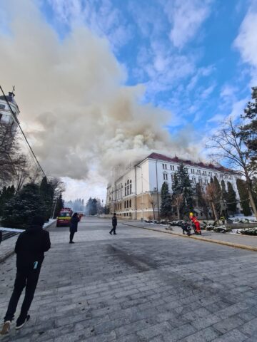 Incendiu puternic la acoperișul Palatului Administrativ din Suceava