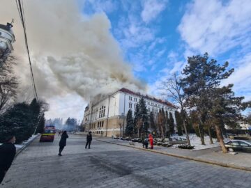 Incendiu puternic la acoperișul Palatului Administrativ din Suceava
