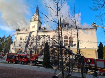 Incendiu puternic la acoperișul Palatului Administrativ din Suceava
