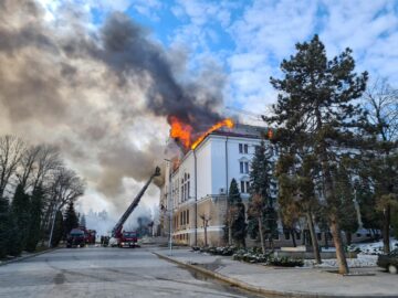 Prefectura Suceava a luat foc în această dimineață din motive încă necunoscute