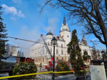Incendiu puternic la acoperișul Palatului Administrativ din Suceava