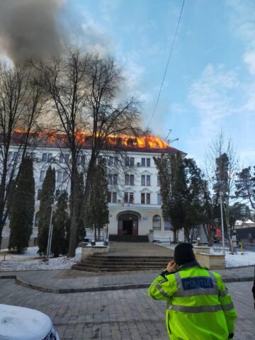 Incendiu puternic la acoperișul Palatului Administrativ din Suceava