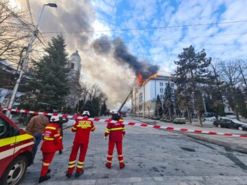 Prefectura Suceava a luat foc în această dimineață din motive încă necunoscute