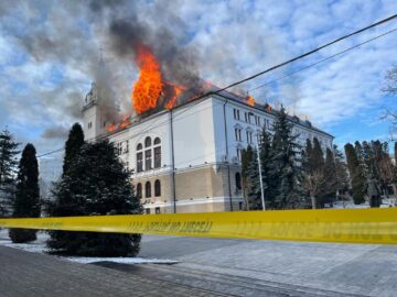 Incendiu puternic la acoperișul Palatului Administrativ din Suceava