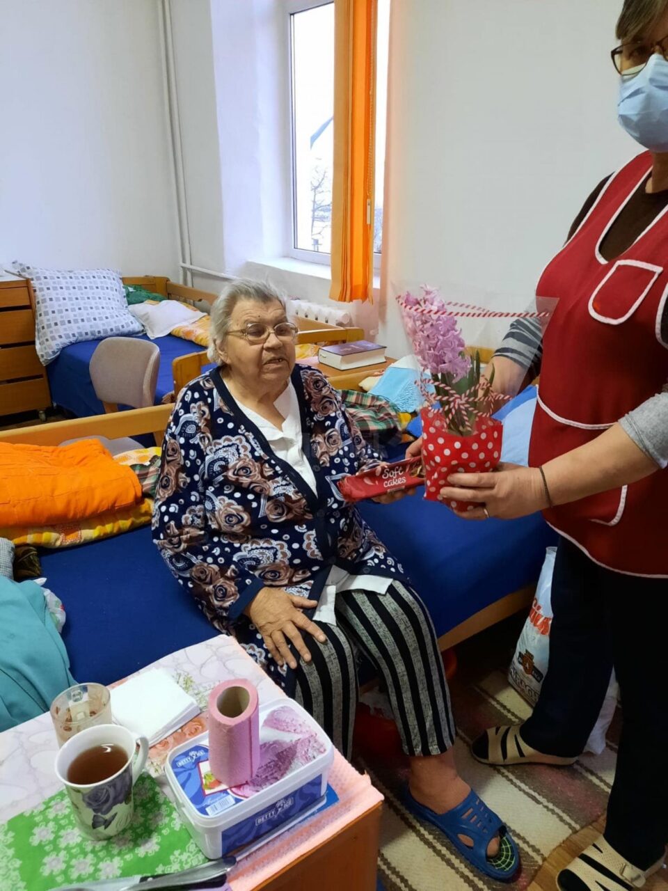 Dulciuri, icoane, cărți, scrisori și flori oferite în dar „bunicilor” de la Căminul de Persoane Vârstnice Solca