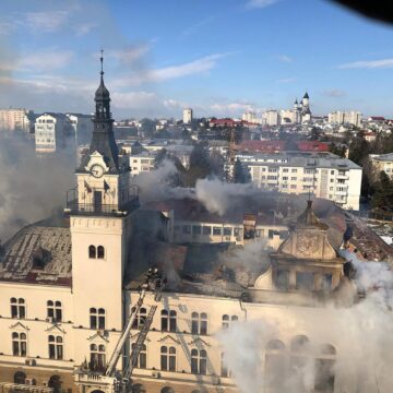 Un puternic incendiu a avariat parțial clădirea monument istoric a Palatului Administrativ. Foto Aurelian Tyron