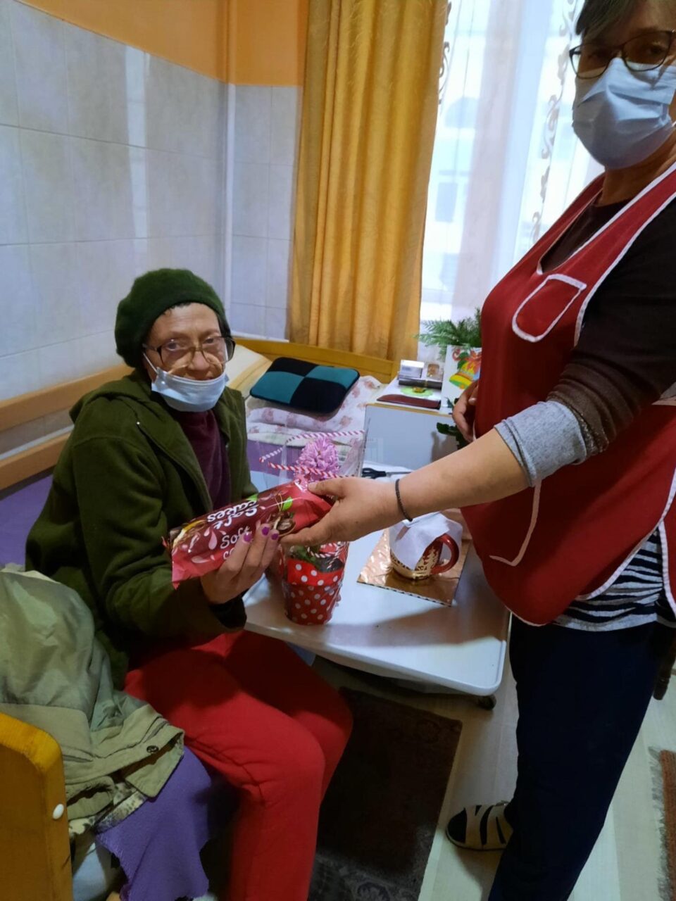 Dulciuri, icoane, cărți, scrisori și flori oferite în dar „bunicilor” de la Căminul de Persoane Vârstnice Solca