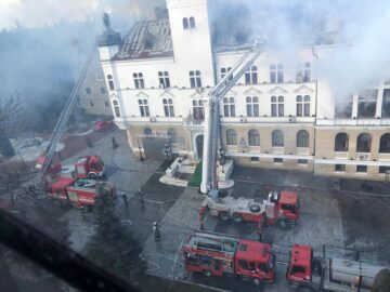 Un puternic incendiu a avariat parțial clădirea monument istoric a Palatului Administrativ. Foto Aurelian Tyron