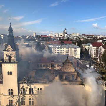Un puternic incendiu a avariat parțial clădirea monument istoric a Palatului Administrativ. Foto Aurelian Tyron