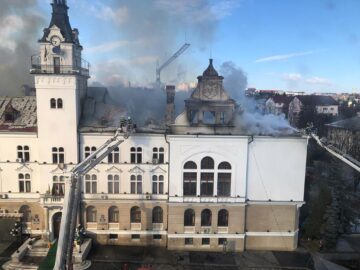 Un puternic incendiu a avariat parțial clădirea monument istoric a Palatului Administrativ. Foto Aurelian Tyron
