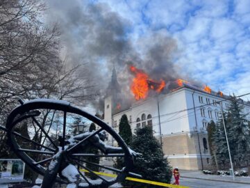 Un puternic incendiu a avariat parțial clădirea monument istoric a Palatului Administrativ.
