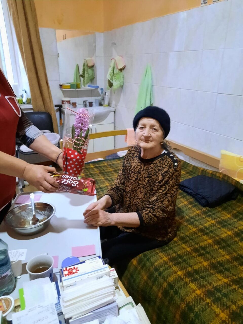 Dulciuri, icoane, cărți, scrisori și flori oferite în dar „bunicilor” de la Căminul de Persoane Vârstnice Solca