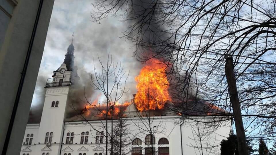 Flăcări uriașe la Palatul Administrativ