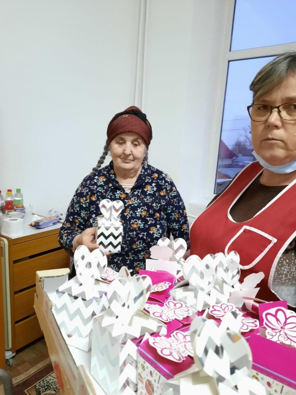 Dulciuri, icoane, cărți, scrisori și flori oferite în dar „bunicilor” de la Căminul de Persoane Vârstnice Solca