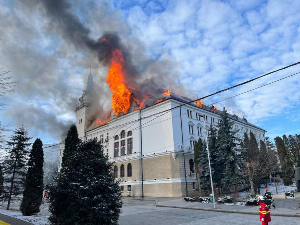 Flăcări uriașe la Palatul Administrativ