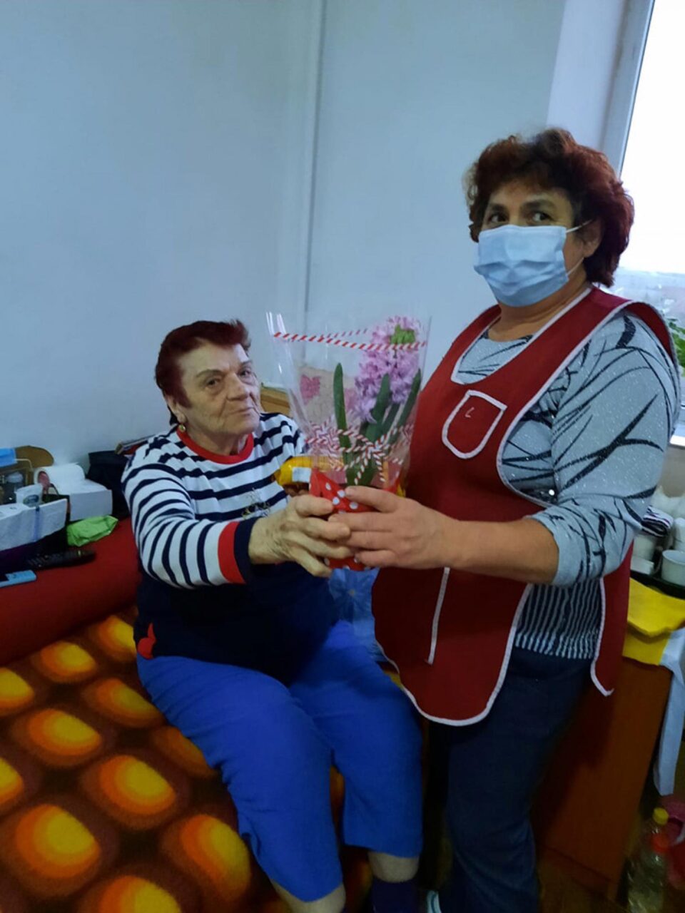 Voluntarii de la Ciumârna au lăsat cadourile pentru „bunicuțe” personalului Căminului de Persoane Vârstnice Solca, care a avut misiunea de a le împărți