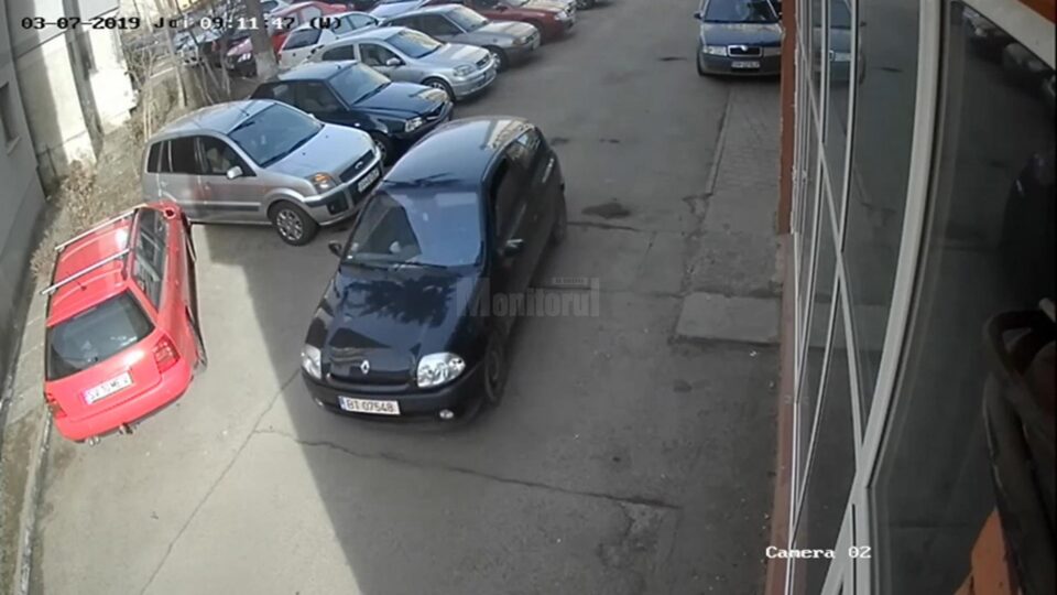 Mașina cu care au acționat hoții, un Renault Clio de culoare neagră