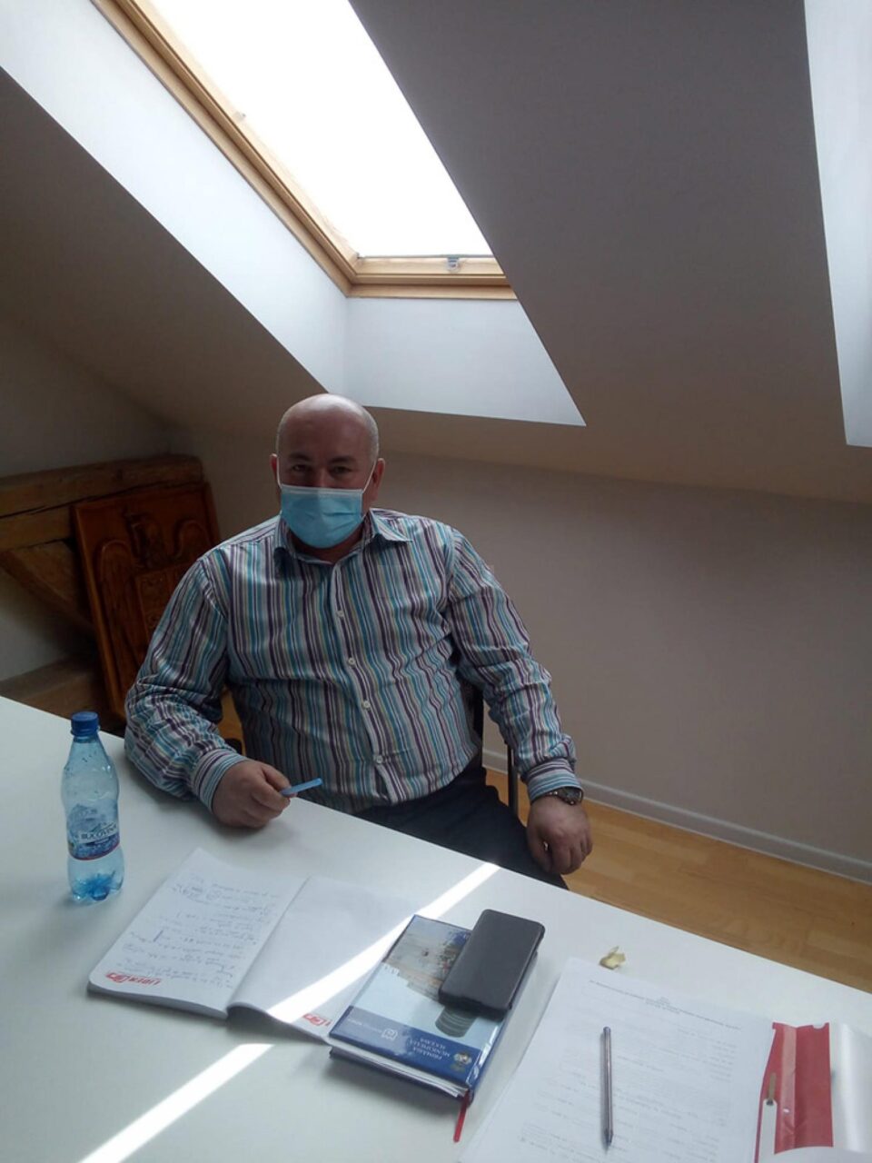 Prefectul Iulian Cimpoeșu în biroul de la Muzeul de Istorie