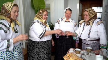 Pahăruțele însoțesc sfințișorii în casa lui tanti Ileana Ciutac, din Bosanci