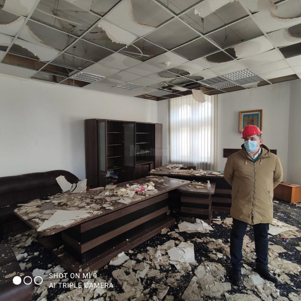 Subprefectul Daniel Prorociuc, în biroul său distrus