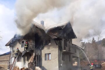 Casă parțial distrusă de un incendiu izbucnit la mansardă