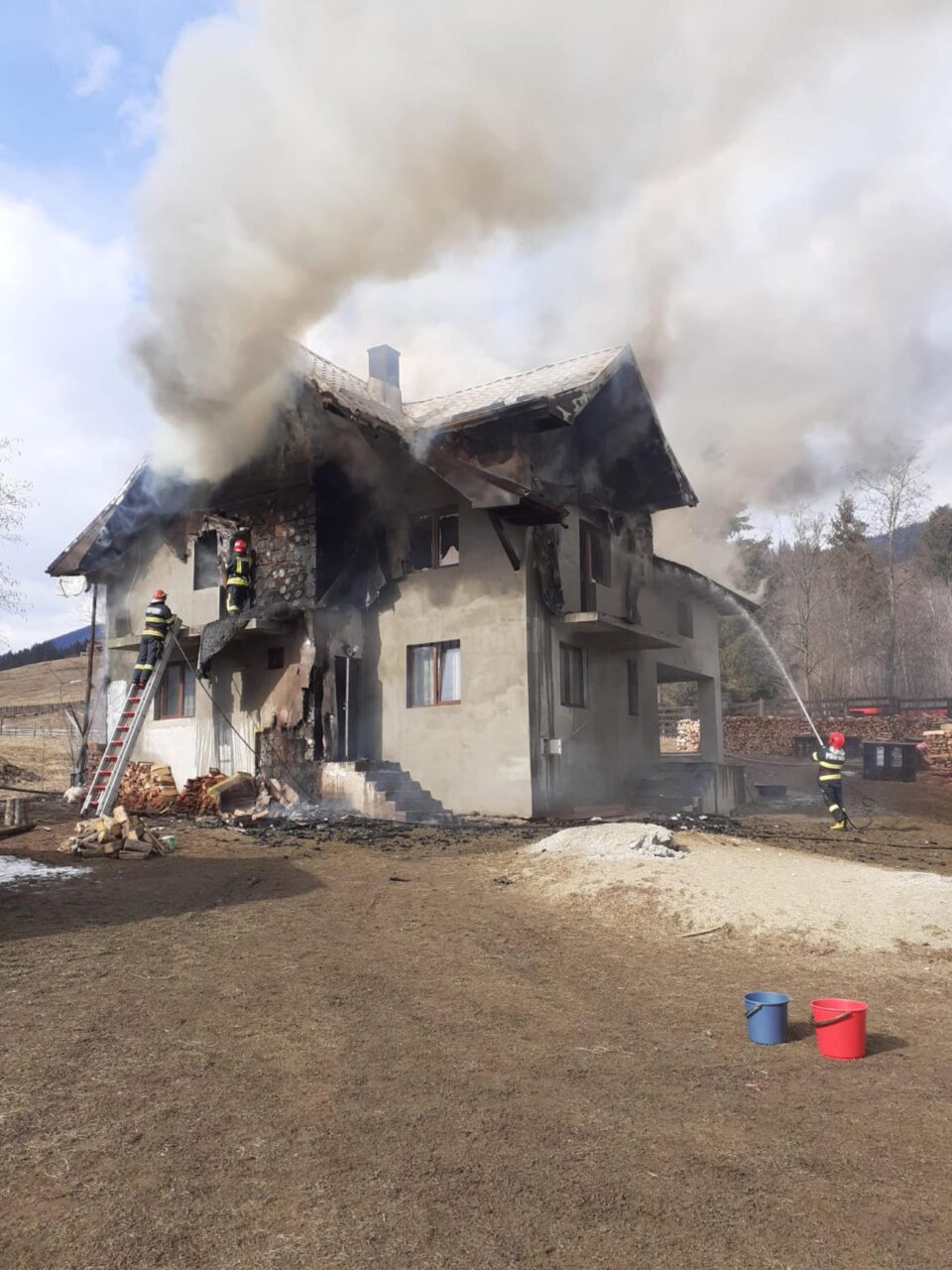Casă parțial distrusă de un incendiu izbucnit la mansardă
