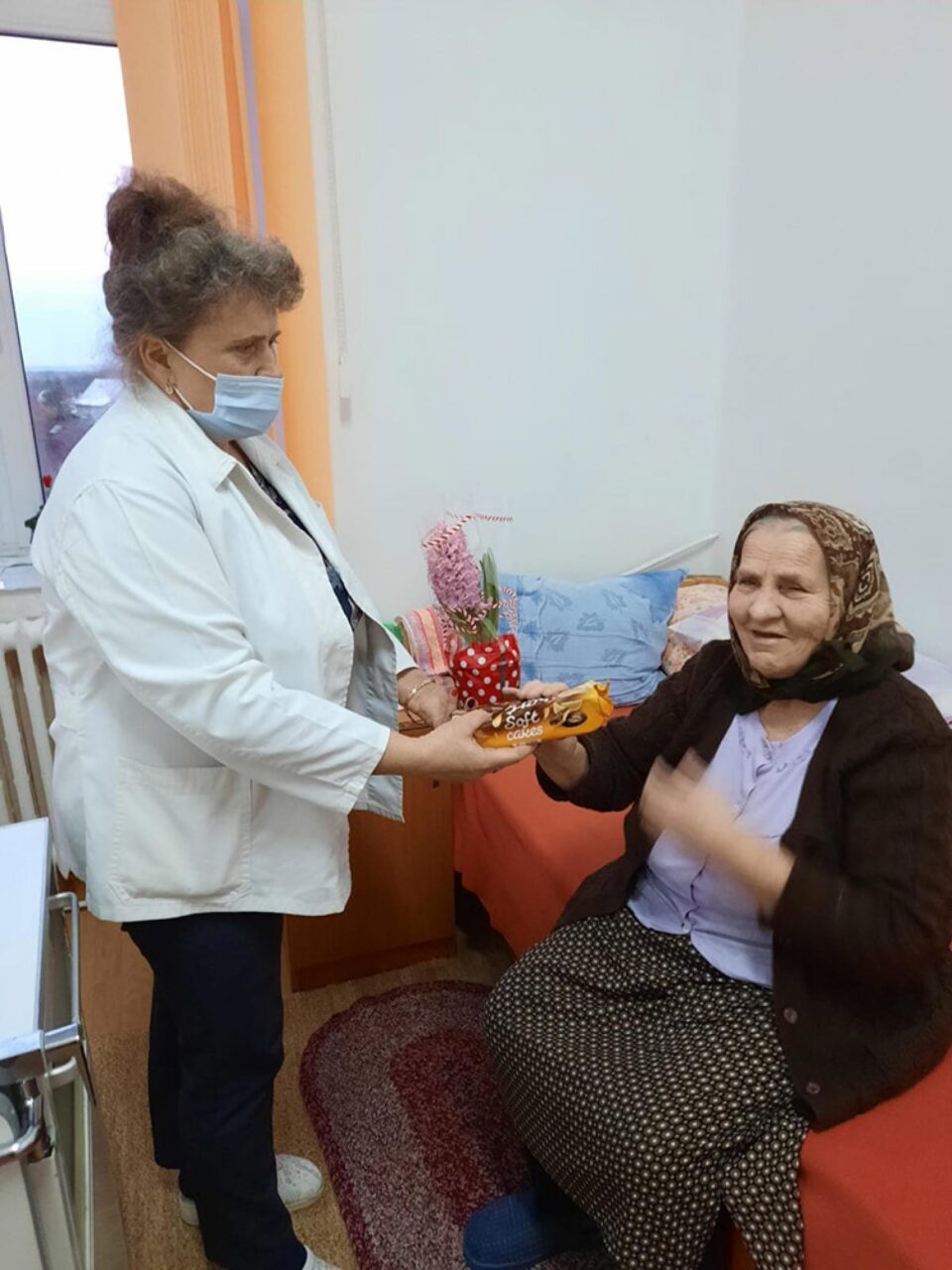 Voluntarii de la Ciumârna au lăsat cadourile pentru „bunicuțe” personalului Căminului de Persoane Vârstnice Solca, care a avut misiunea de a le împărți
