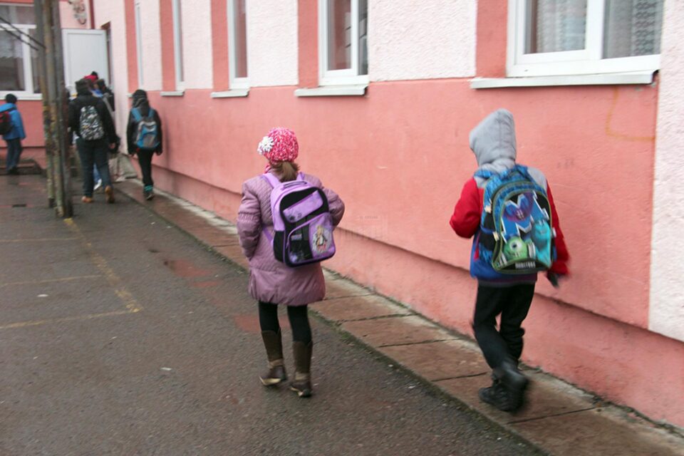 26 de unități școlare și-au schimbat scenariile de funcționare