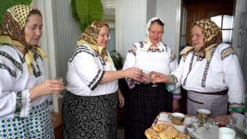Pahărelele însoțesc sfințișorii în casa lui tanti Ileana Ciutac, din Bosanci