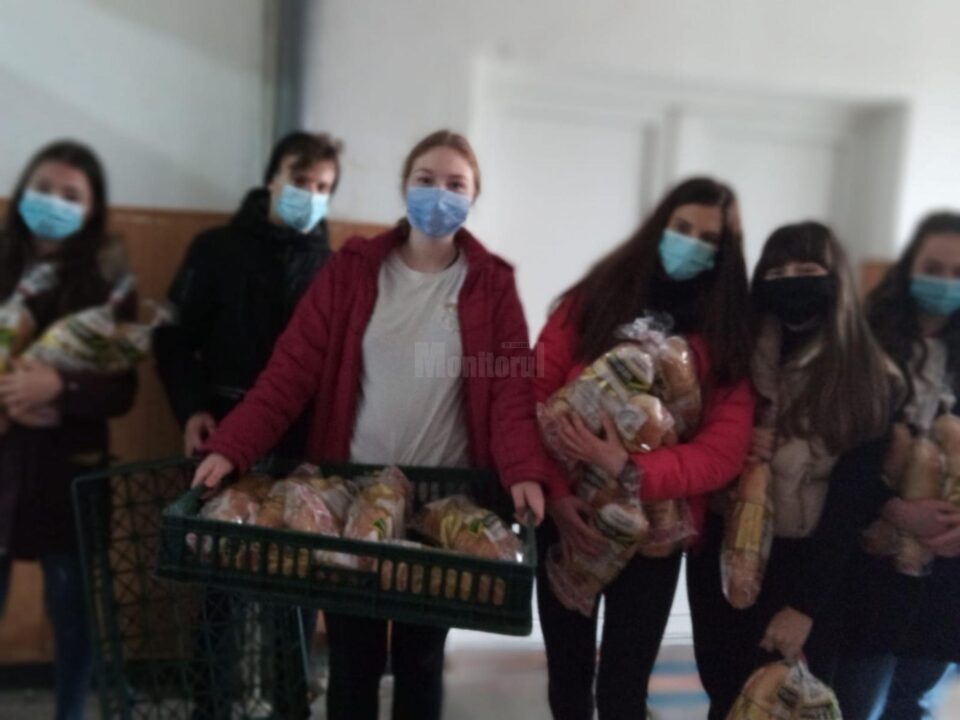 75 de familii necăjite din municipiul Suceava au primit 250 de pâini de la voluntarii Asociației Tinerilor Ortodocși Suceveni 75 de familii necăjite din municipiul Suceava au primit 250 de pâini de la voluntarii Asociației Tinerilor Ortodocși Suceveni
