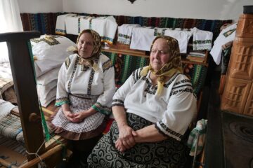 Bucătărese pricepute, Ileana și Lucreția, așteptând să crească aluatul