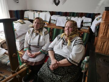 Bucătărese pricepute, Ileana și Lucreția, așteptând să crească aluatul
