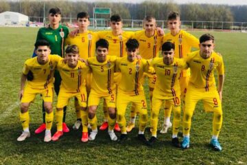 Bogdan Grosu, primul din dreapta, în tricoul naționalei de juniori